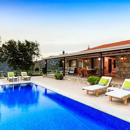 Sleeps 4 Pool Air Con Wifi Bugus